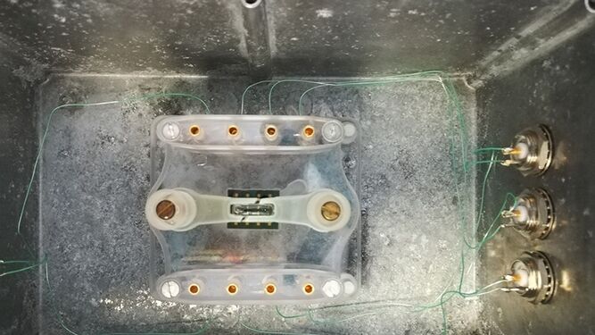 Montaje del chip de silicio empleado dentro de la caja que será introducida en el incubador.