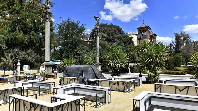 La terraza de Bilindo formada por sillas y mesas ocupa una zona de la Plaza de América.