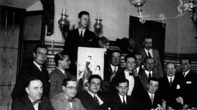 Antonio Núñez de Herrera, de pie, en una reunión de miembros de la revista Mediodía.
