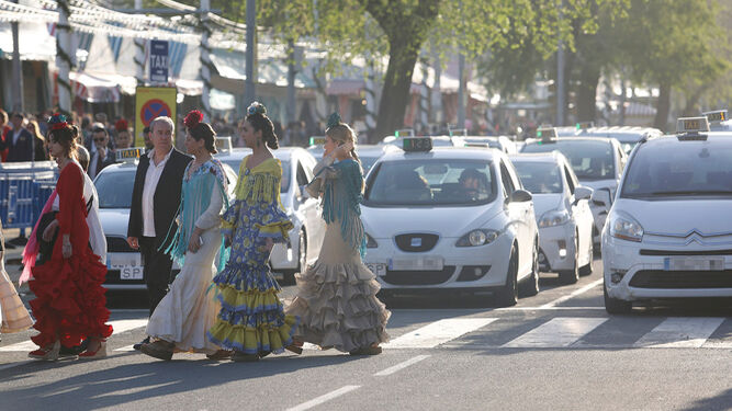 Taxistas trabajando durante la Feria de Abril.