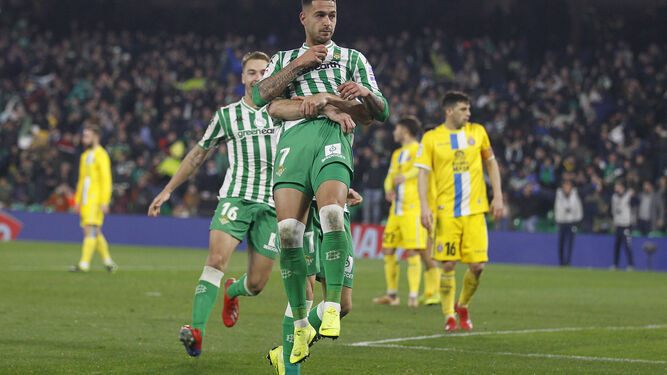 Sergio León es felicitado por sus compañeros tras marcarle al Espanyol en la Copa.
