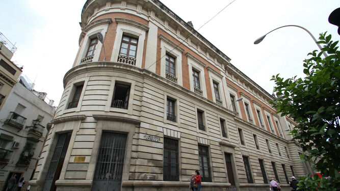 Los antiguos juzgados son la sede actual de la Hemeroteca Municipal.