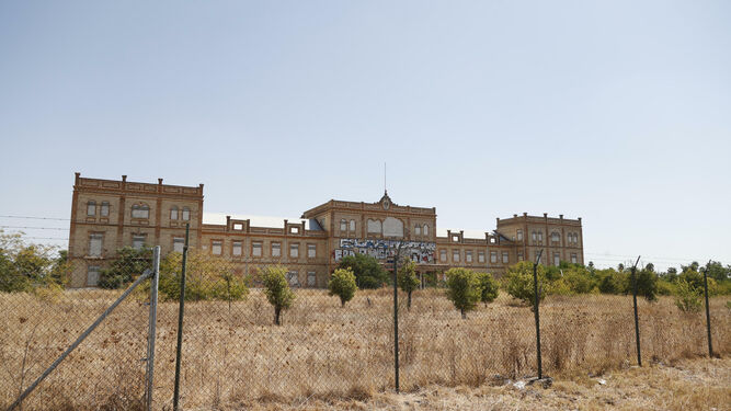 Fachada del antiguo cuartel de Artillería Daoíz y Velarde, que se encuentra en la avenida de Jerez frente al Hospital Fremap.