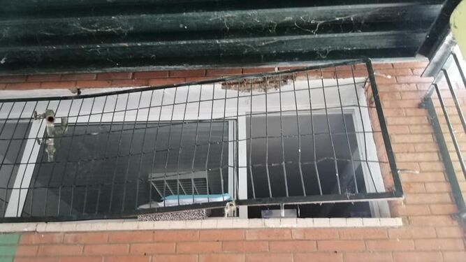 La ventana arrancada en el IES Tartessos, de Camas, por la que pudieron acceder en el último asalto al centro, en una imagen de la AMPA.