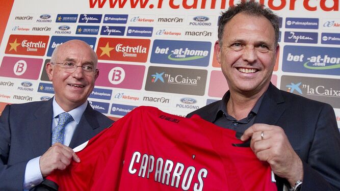 Serra, director general del Mallorca entonces, presenta a Caparrós como técnico, en octubre de 2011.