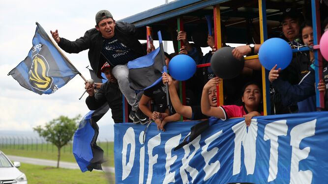 Aficionados del Independiente, en la caravana tras el autobús oficial.