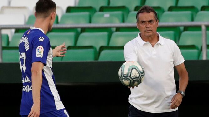 Alexis le deja el balón a un jugador del Alavés.