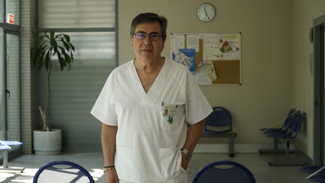 El doctor Joaquín Torres Moreno en el centro de salud.