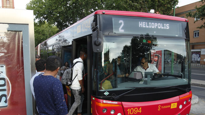 Imagen de archivo de usuarios de Tussam subiendo a un autobús.