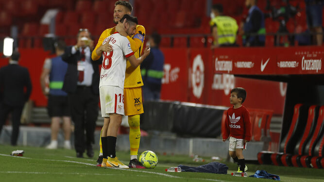 Escudero, frente a su hijo, se abraza a Vaclík tras el último partido de ambos con el Sevilla, el 23 de mayo.