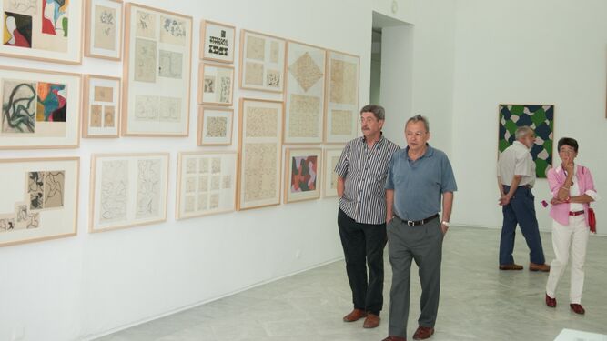 Juan Bosco Díaz-Urmeneta, en el CAAC junto al artista y diseñador Juan Suárez.