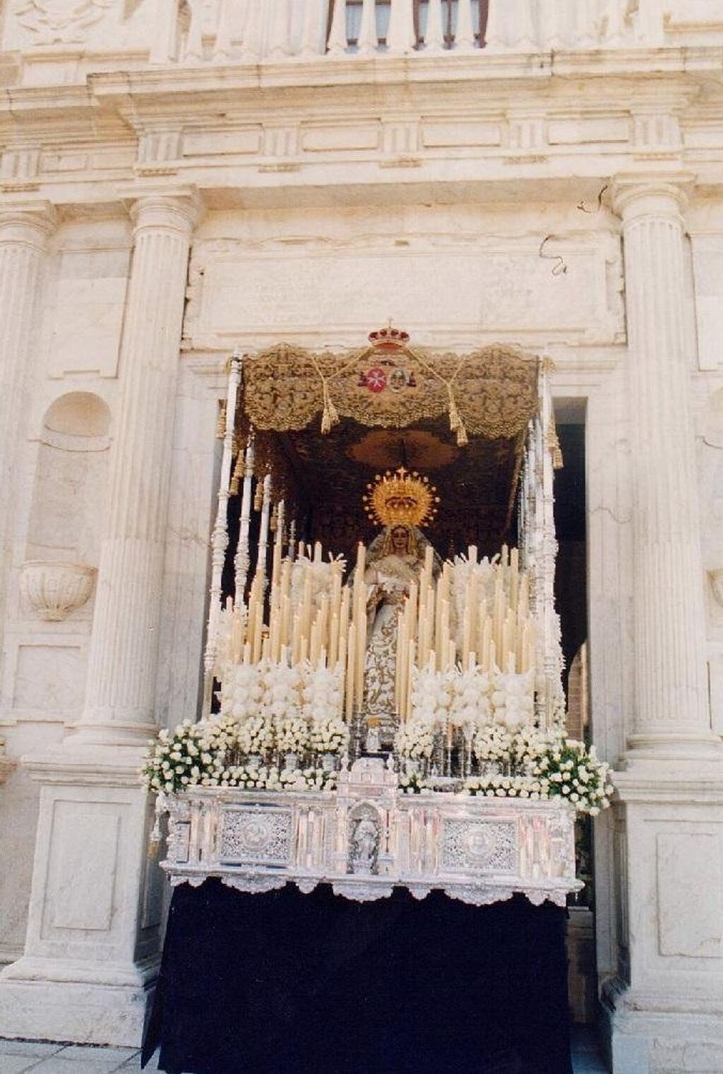 La Virgen durante el Pontifical celebrado en la fachada del Parlamento por el 75 aniversario de su bendici&oacute;n