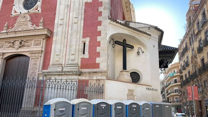 Los urinarios instalados junto a la iglesia del Salvador.