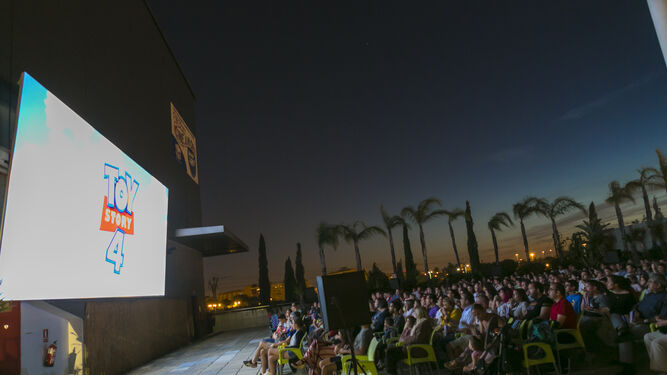 El Cine de Verano de Zona Este tiene un servicio de ambigú en la terraza en el que los espectadores podrán escoger entre una variada selección de tapas durante la proyección de la película.