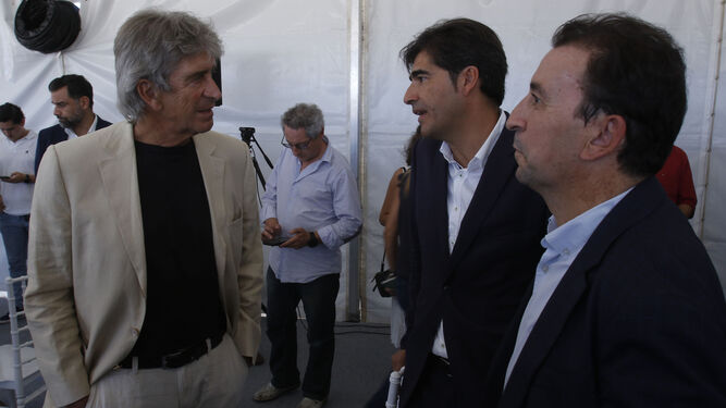 Manuel Pellegrini y Ángel Haro conversan en presencia de José Miguel López Catalán en la presentación de la nueva ciudad deportiva.