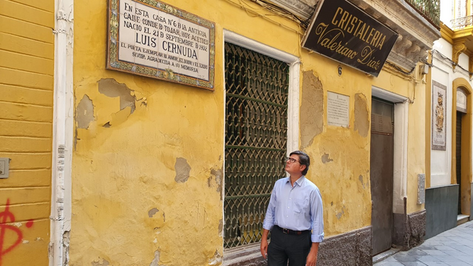 Álvaro Pimentel delante de la casa natal de Luis Cernuda.