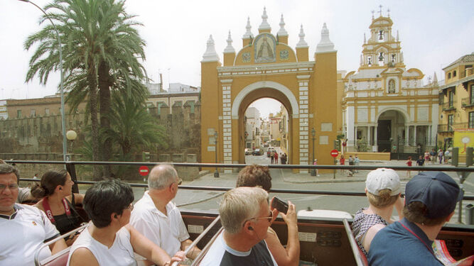 Turistas contemplan la basílica de la Macarena.
