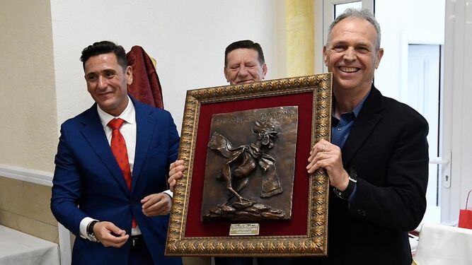 Caparrós recibe un cuadro con el famoso Gallo de Morón, como 'Sevillista puro'.