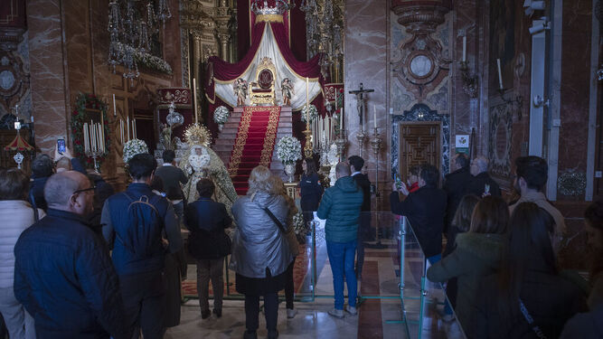 Imagen del acto de veneración, en sustitución del clásico besamanos, a la Macarena.
