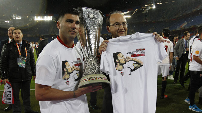 Reyes porta el trofeo ganado en Basilea junto a Castro, con la efigie de Puerta.