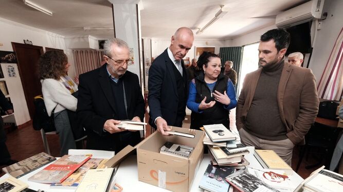 Antonio Muñoz y la Fundación José Manuel Lara donan un lote de libros para el punto de lectura del distrito Cerro-Amate/M.G.