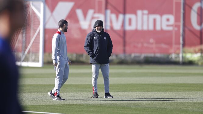 Sampaoli dialoga con un ayudante durante el entrenamiento del Sevilla.