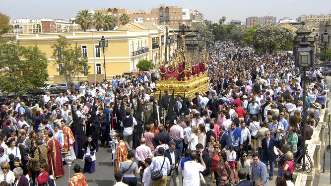 El Cristo de la Salud atraviesa el puente de San Bernardo.