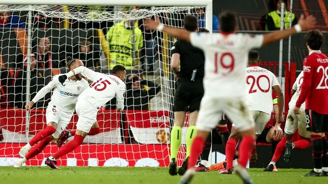 Los jugadores del Sevilla celebran alborozados el segundo gol.