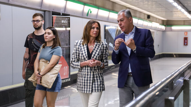 José Luis Sanz con la consejera de Fomento, Rocío  Díaz, en una estación de Metro.