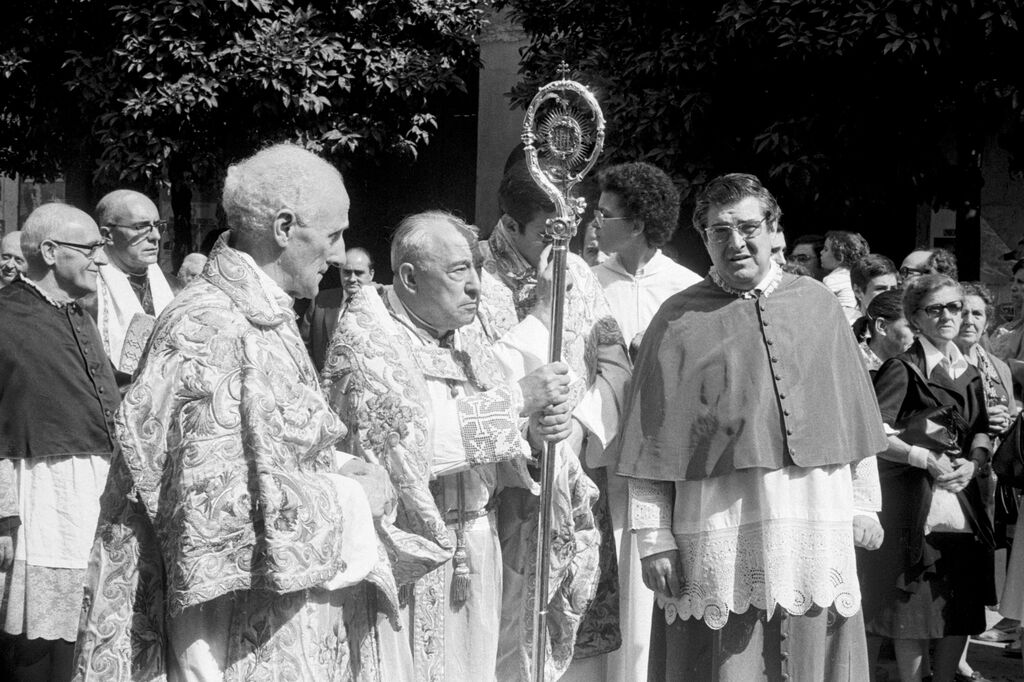 A&ntilde;o 1977. Hern&aacute;ndez Bastos, el cardenal Bueno Monreal y Miguel Artillo.