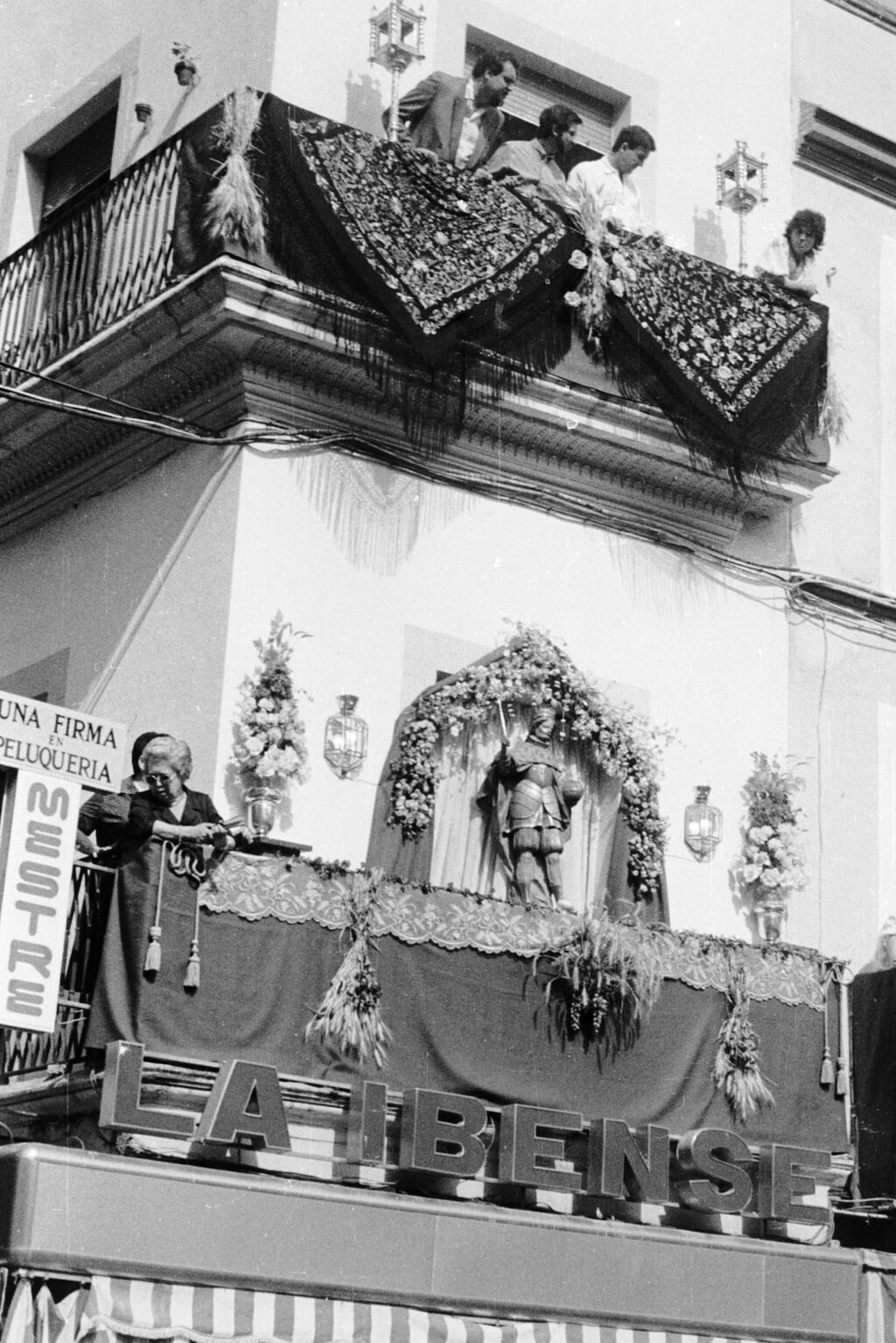 Adorno de balcones en la esquina de Sagasta-Plaza del Salvador.