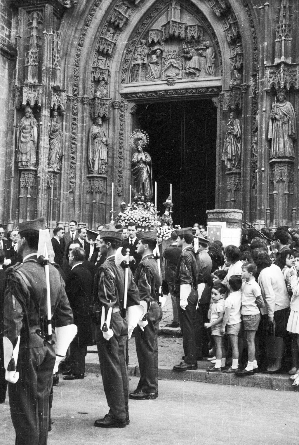 Los gastadores de Tablada y el paso de la Inmaculada saliendo en torno a 1970.