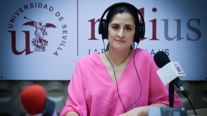 Cristina Moya en el estudio de la radio de la Universidad de Sevilla, Radius.