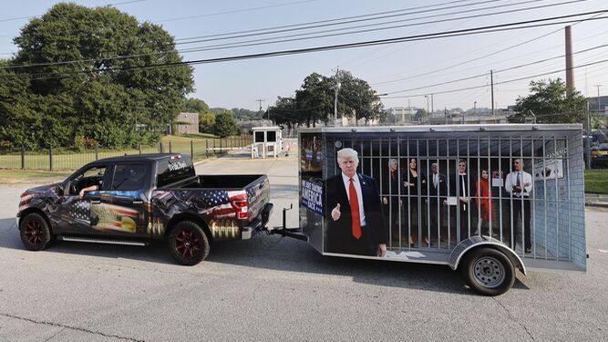 Un seguidor de Trump en las afueras de la cárcel de Atlanta.