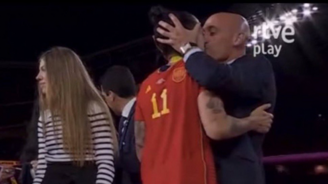 El presidente de la Federación de Fútbol, Luis Rubiales, dando un 'pico' a Jenny Hernández.
