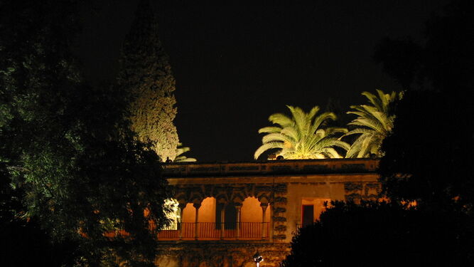 Visión nocturna de los jardines del Alcázar de Sevilla.