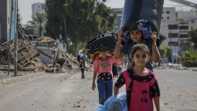 Un grupo de niños palestinos abandonan la ciudad de Gaza.