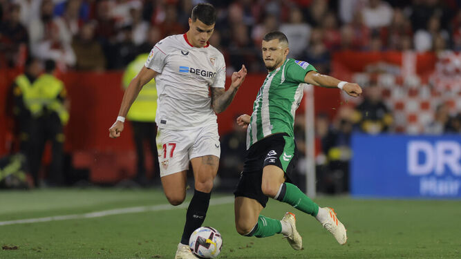 Lamela intenta irse de Guido en el último derbi, el Sevilla-Betis de mayo pasado (0-0).