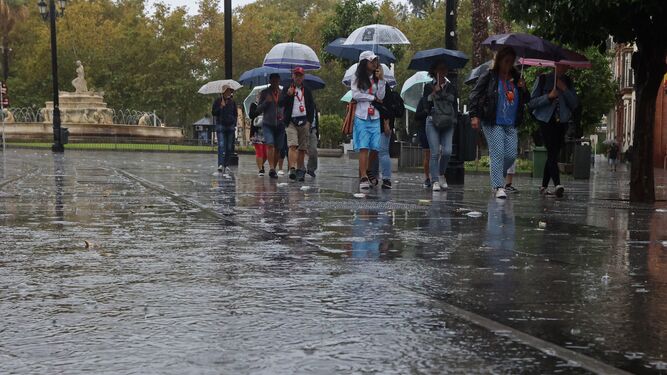 Turistas bajo la lluvia en la Puerta de Jerez durante el mes de octubre.
