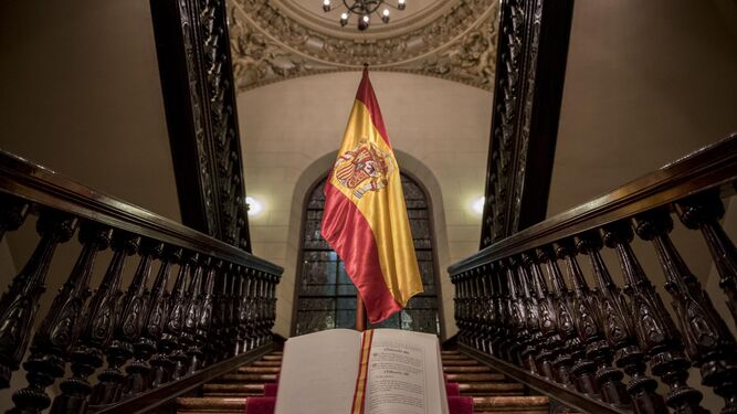 Ejemplar de la Constitución con la bandera de España.