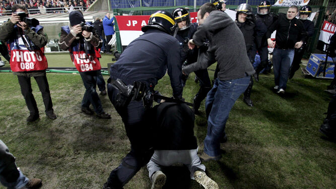 Intervención de la gendarmería francesa en el estadio Felix Bollaert en un partido de Champions.