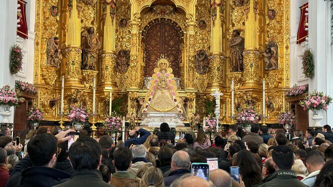 La Virgen del Rocío preside de nuevo su altar.