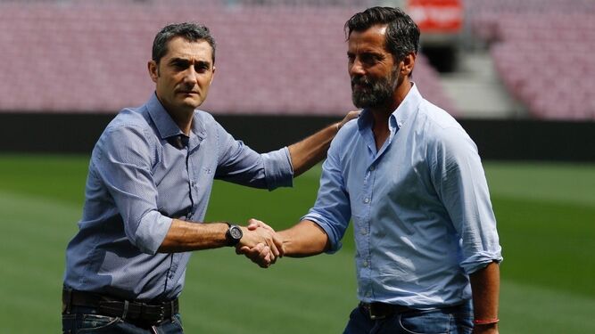 Valverde y Quique se saludan en la previa de un Barcelona-Espanyol.