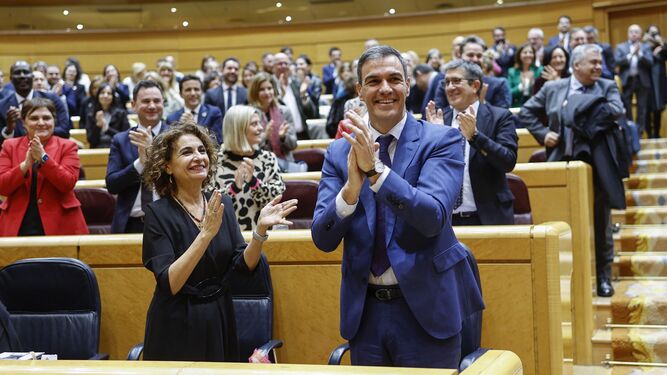 El presidente del Gobierno, Pedro  Sánchez, y  ministra de Hacienda, María Jesús Montero, durante la votación en el pleno del Congreso.