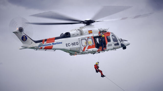 Un helicóptero de Salvamento Marítimo rescató el cadáver del inmigrante del mar.
