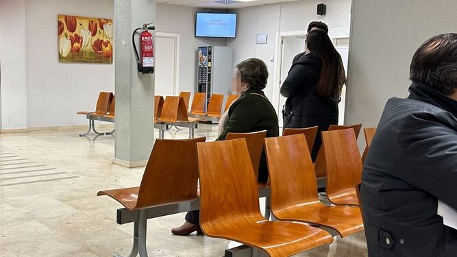 Pacientes aguardan su turno en la sala de espera de un centro de salud de la capital.