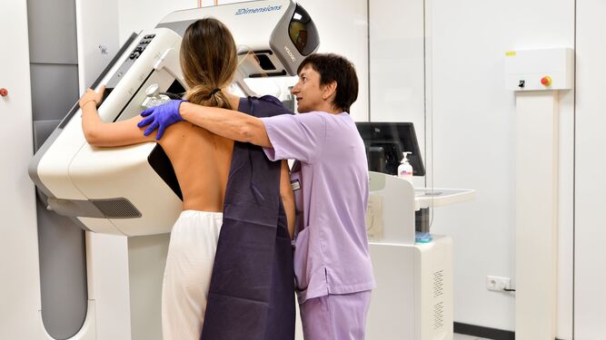 Una mujer se realiza una mamografía.