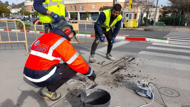 El Ayuntamiento de Tomares inicia las obras de un nuevo paso peatonal inteligente