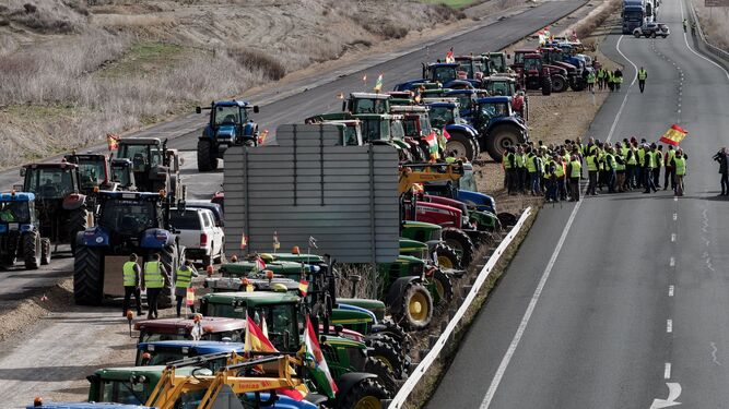 Tractores en el acceso al polígono Lentiscares, en Navarrete, La Rioja (España).