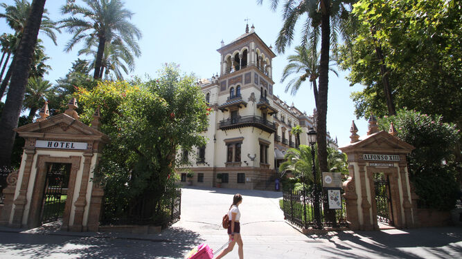 Una turista pasa por delante del Hotel Alfonso XIII.
